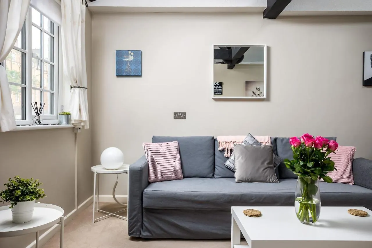 Curb Properties - Super Apartment Moments From Town Centre Cheltenham
