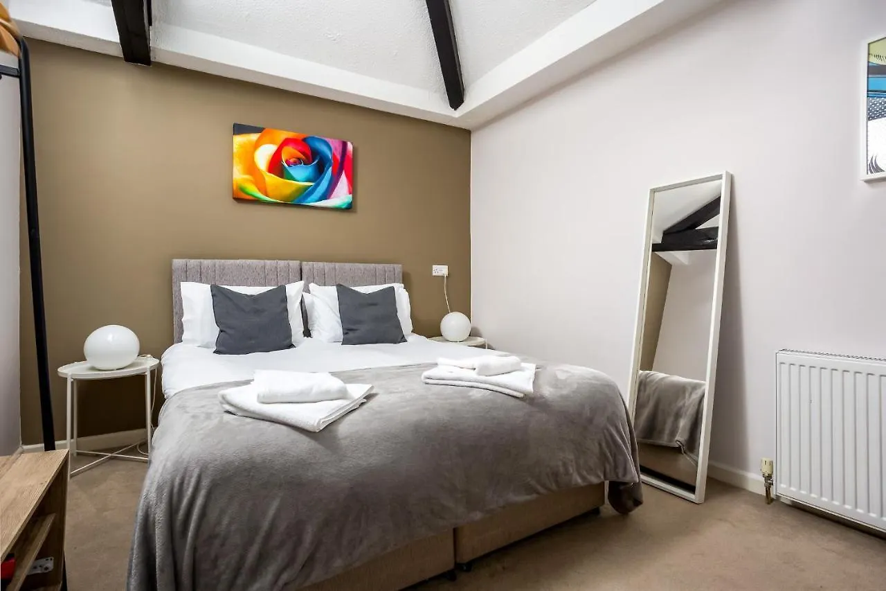 Curb Properties - Super Apartment Moments From Town Centre Cheltenham