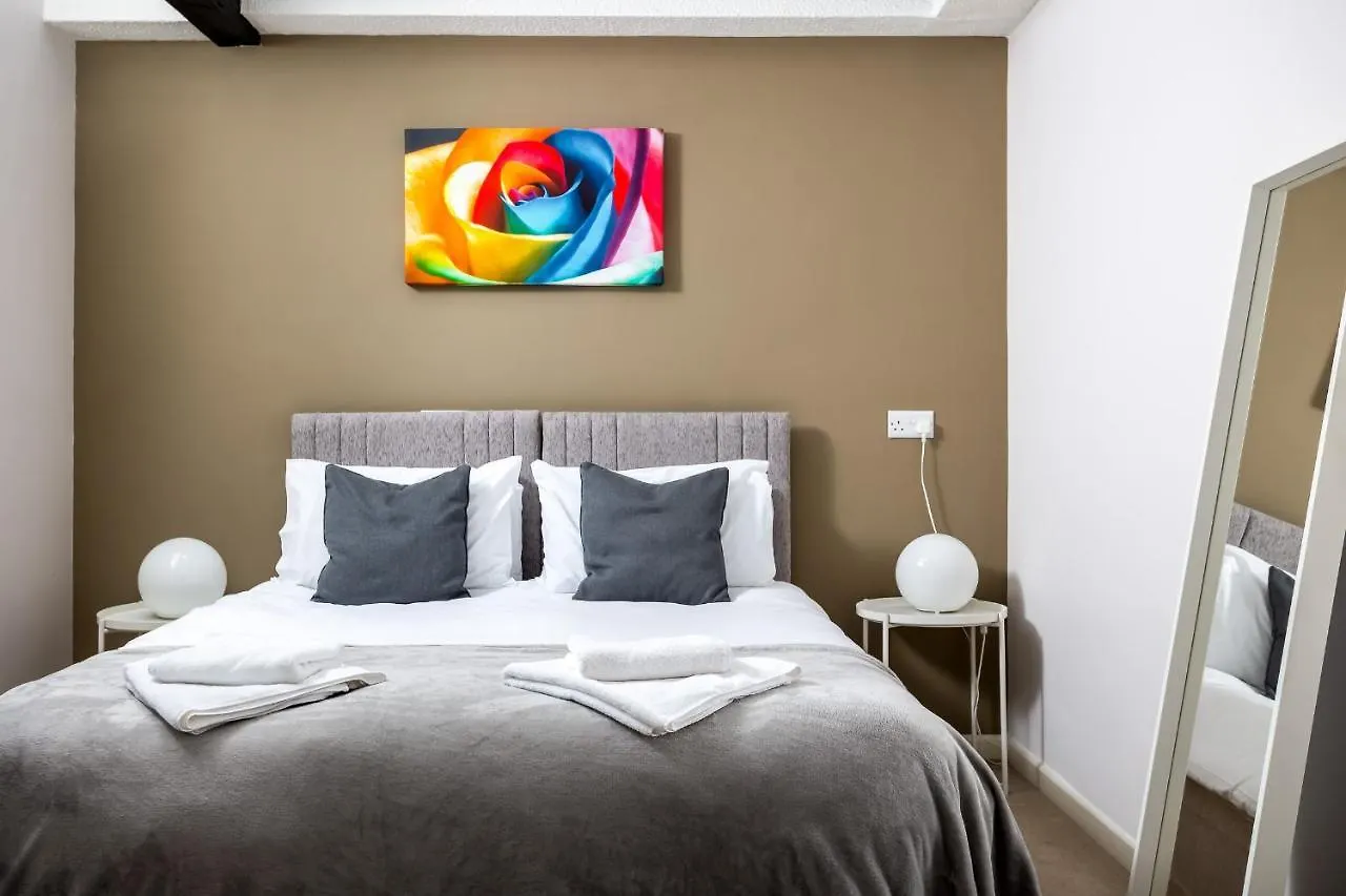 Curb Properties - Super Apartment Moments From Town Centre Cheltenham